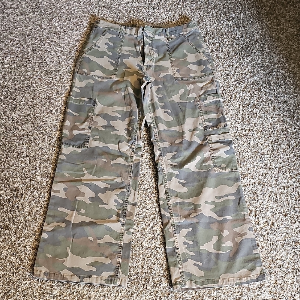 VIRAL Camouflage Cargo Pants